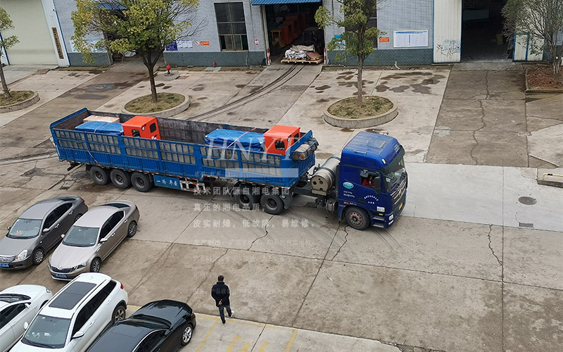 12噸鋰電池電機車(chē)發(fā)貨5.jpg