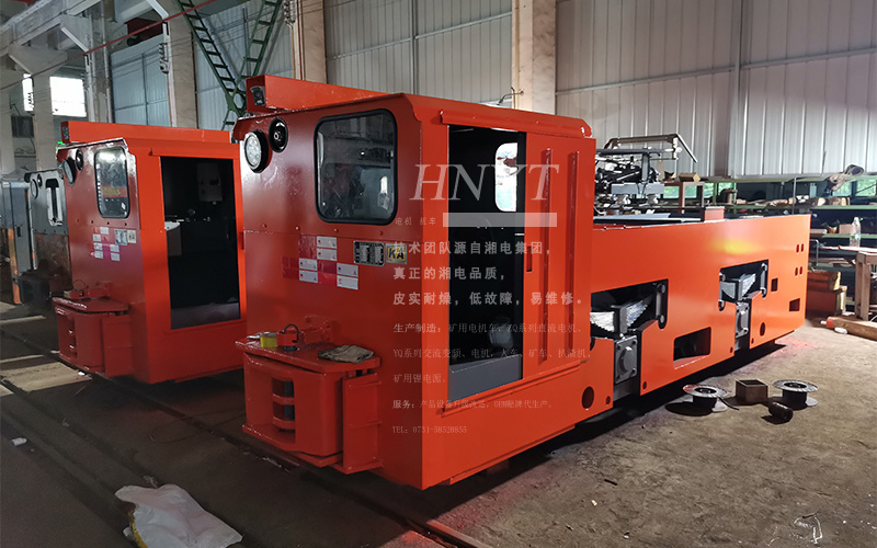 定制型14噸架線(xiàn)式電機車(chē)發(fā)貨 1.jpg